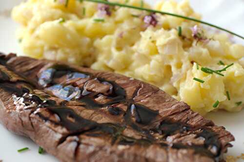 Onglet au balsamique et écrasé de pommes de terre aux oignons