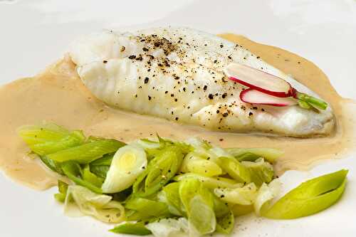 Turbot aux poireaux nouveaux, sauce au cidre