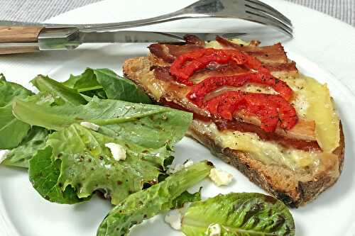 Les idées-minute Tartines au fromage de brebis, lard et poivrons