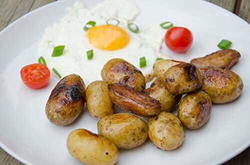 Grenailles de pommes de terre nouvelles sautées avec la peau