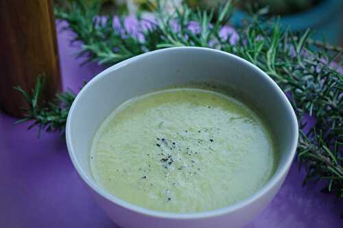 Soupe de courgette au romarin frais