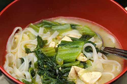 Nouilles de riz, poulet et kay-choï (moutarde de Chine)