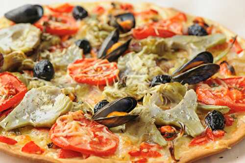 Pizza aux moules et aux artichauts