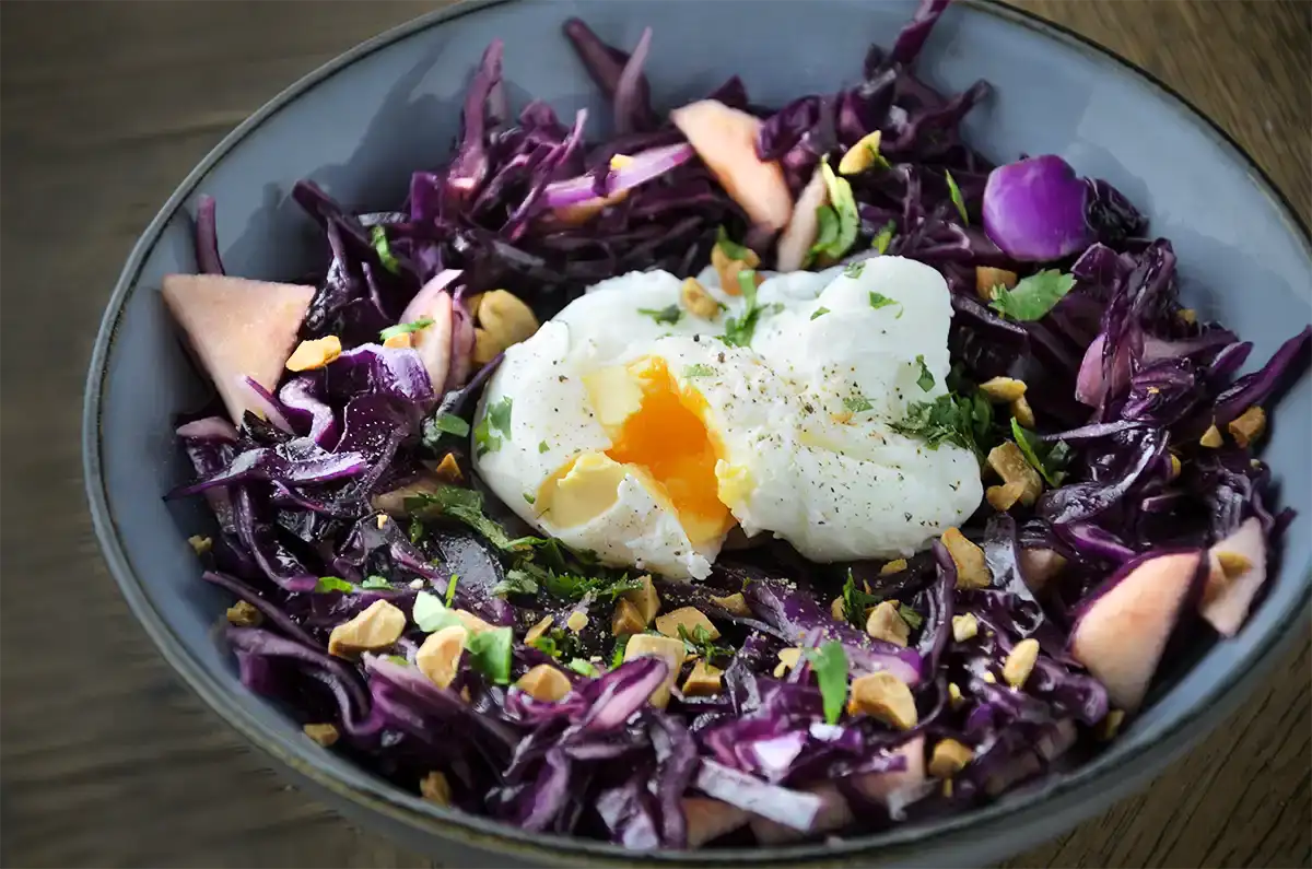 Salade de chou rouge aux pommes et œuf poché