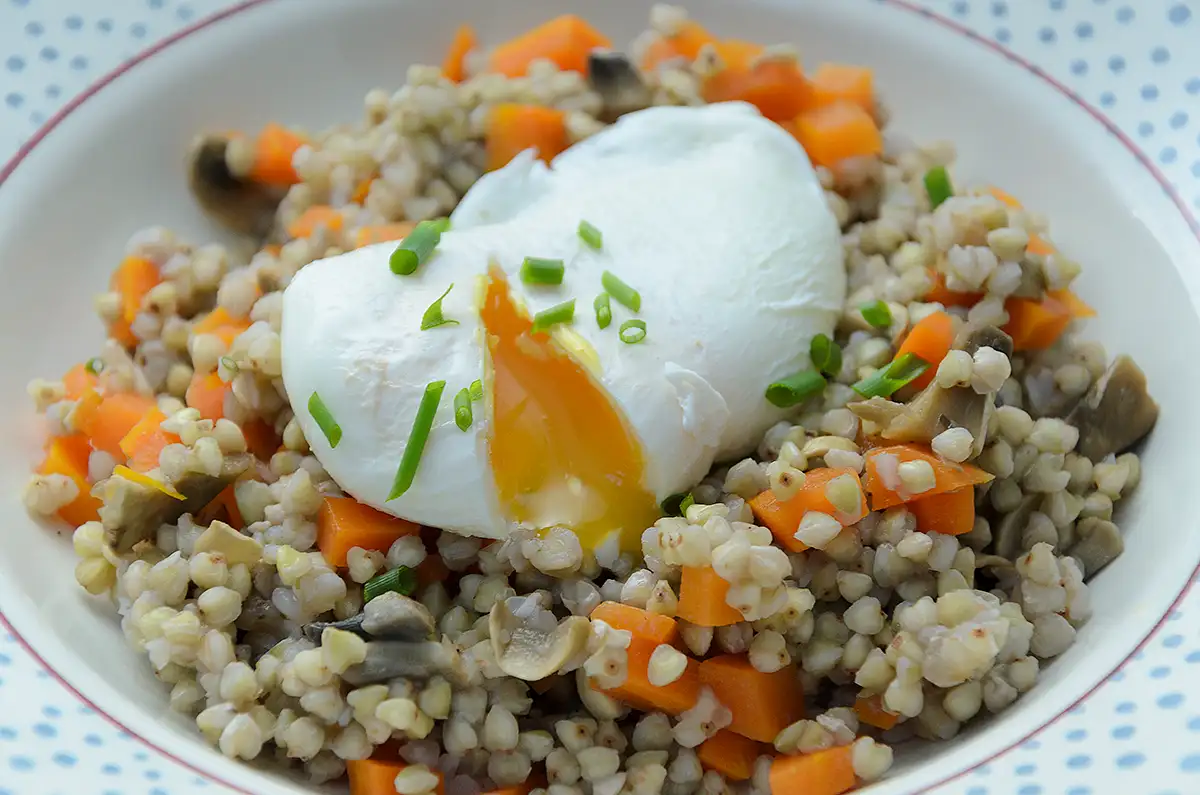 Grains de sarrasin, légumes et œufs pochés