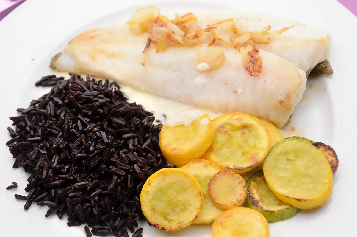 Turbot poêlé, riz noir, ail et courgettes jaunes