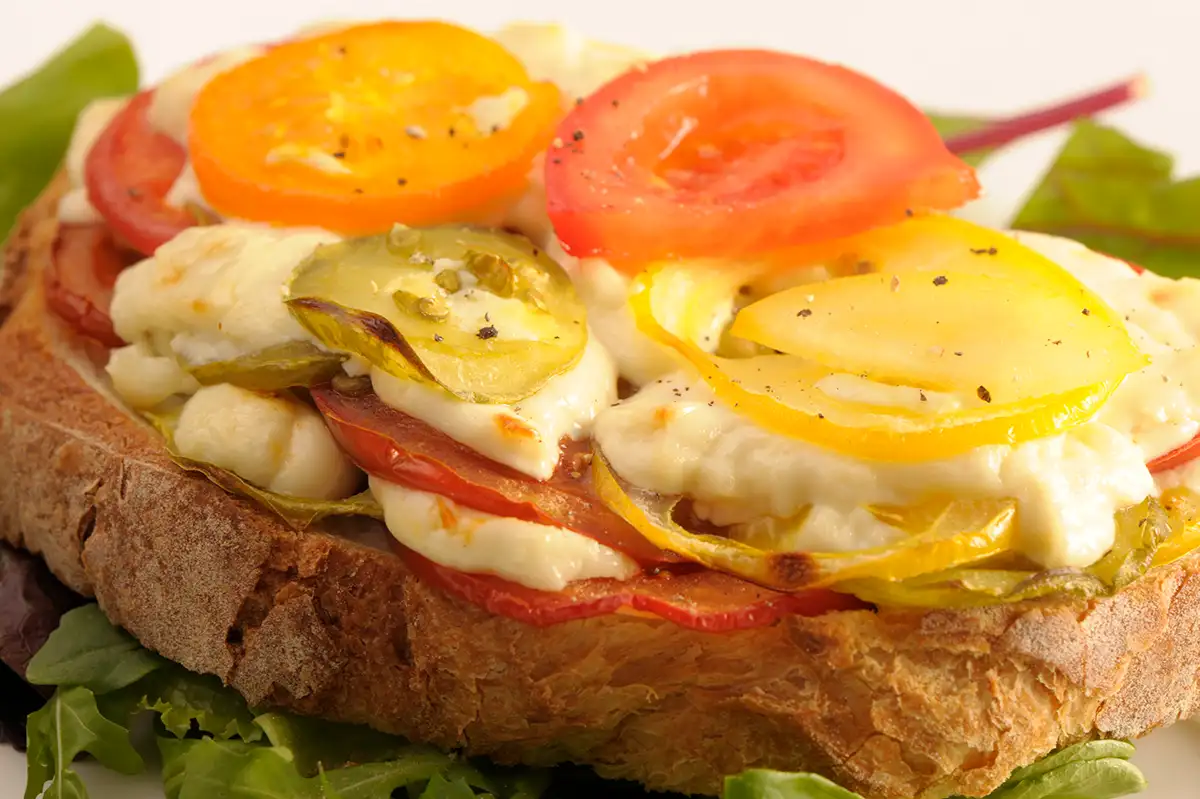 Tartine de tomates gratinée