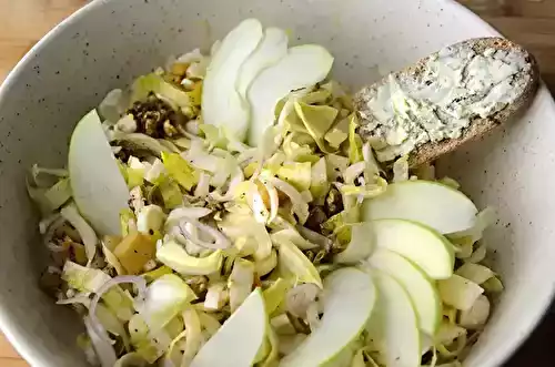 Salade d'endives au roquefort, noix et granny