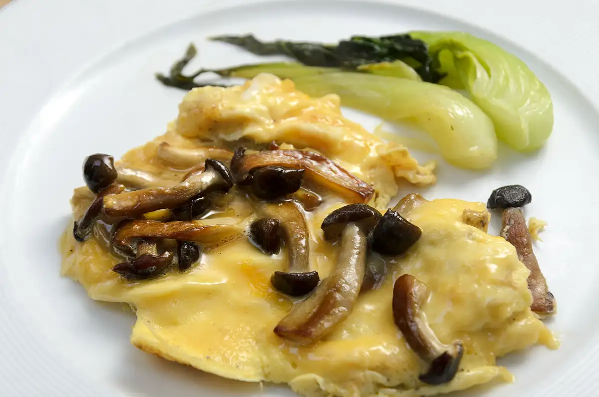 Omelette aux champignons shimeji bruns