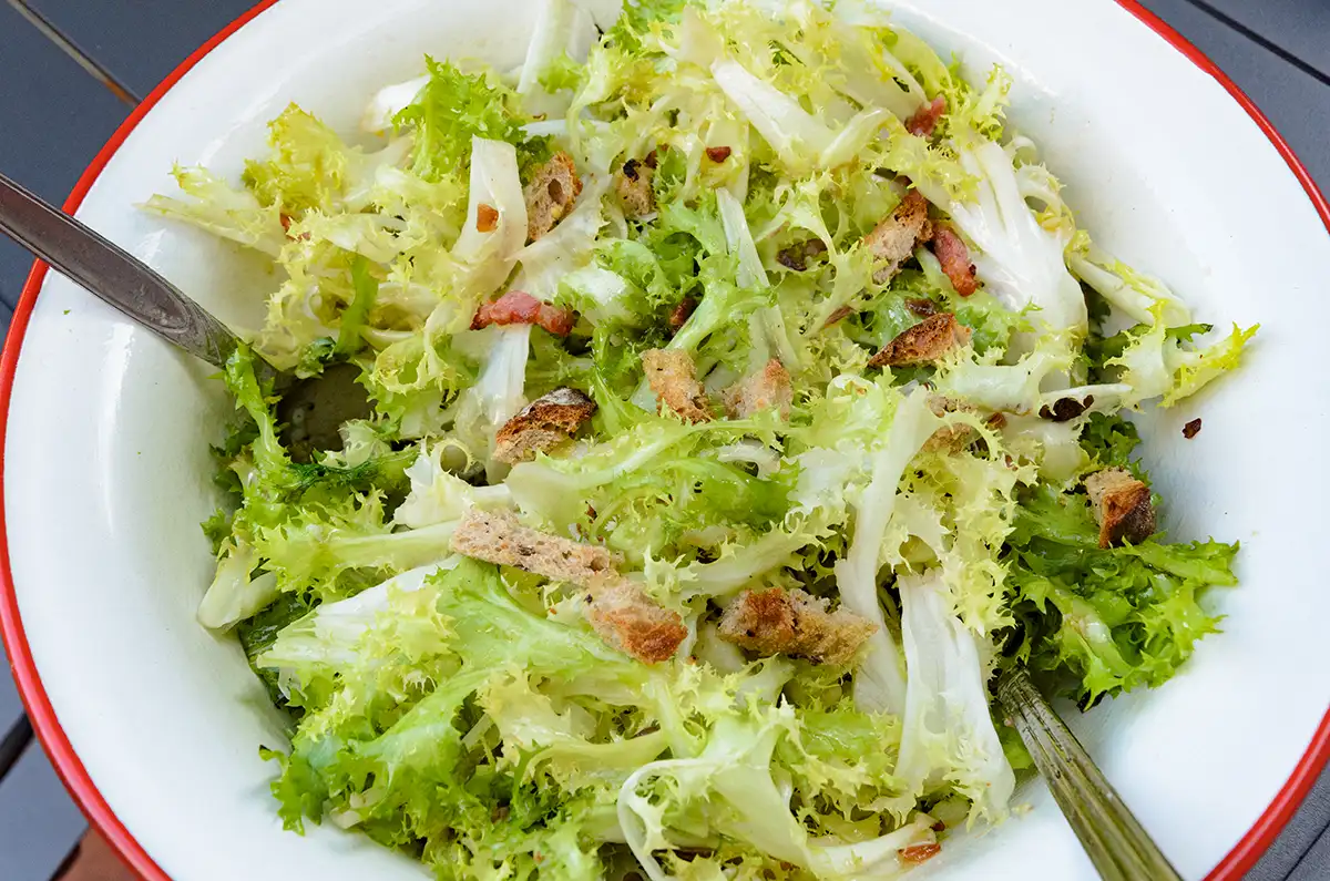 Salade frisée aux lardons, croûtons et pommes de terre