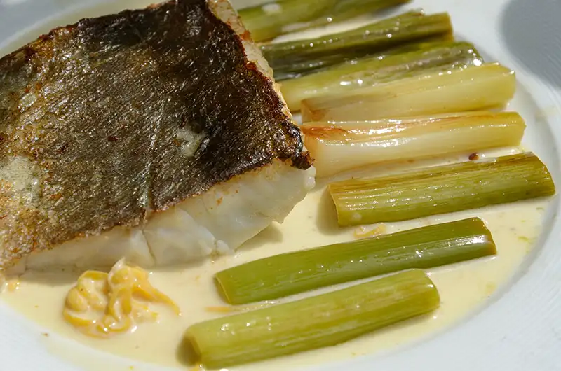 Filet de lieu jaune, poireaux, sauce citronnée
