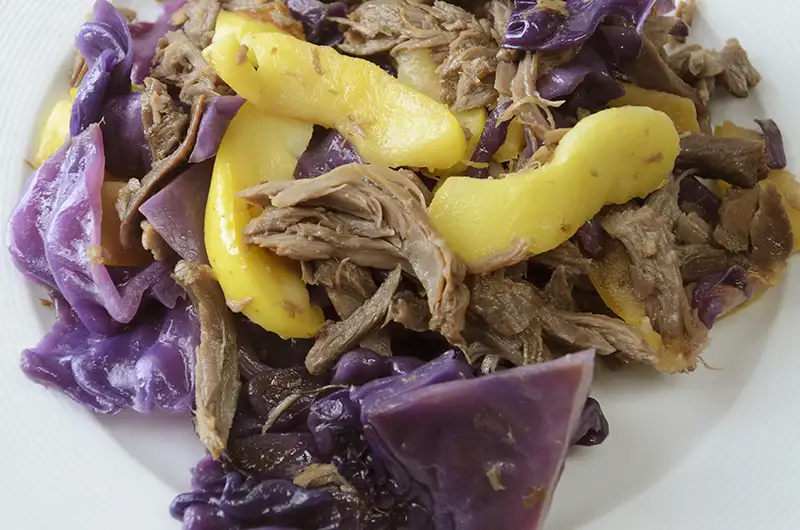 Canard confit, pommes et chou rouge