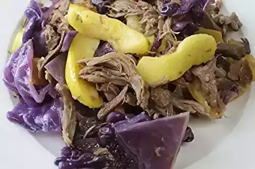 Canard confit, pommes et chou rouge