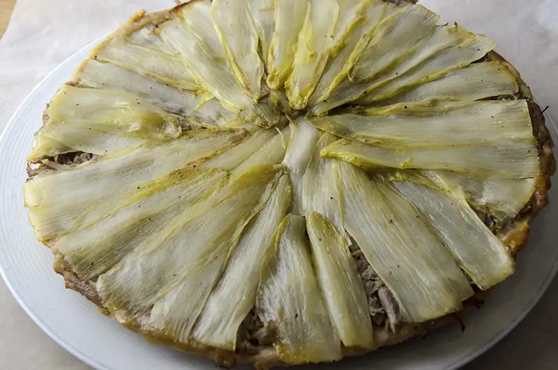 Tatin d'endives au canard confit et jus de clémentine