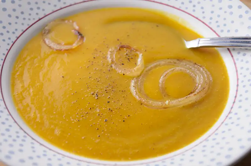 Soupe de butternut au tahini et oignons frits
