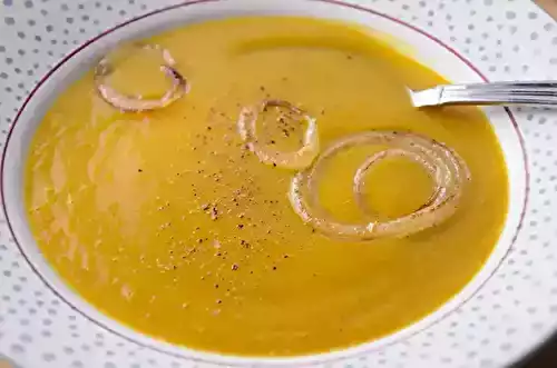 Soupe de butternut au tahini et oignons frits