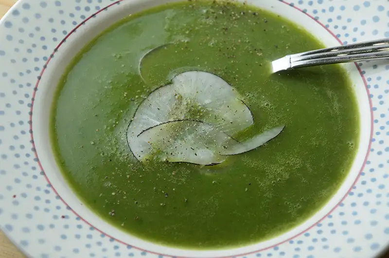 Soupe de fanes de radis aux pois cassés