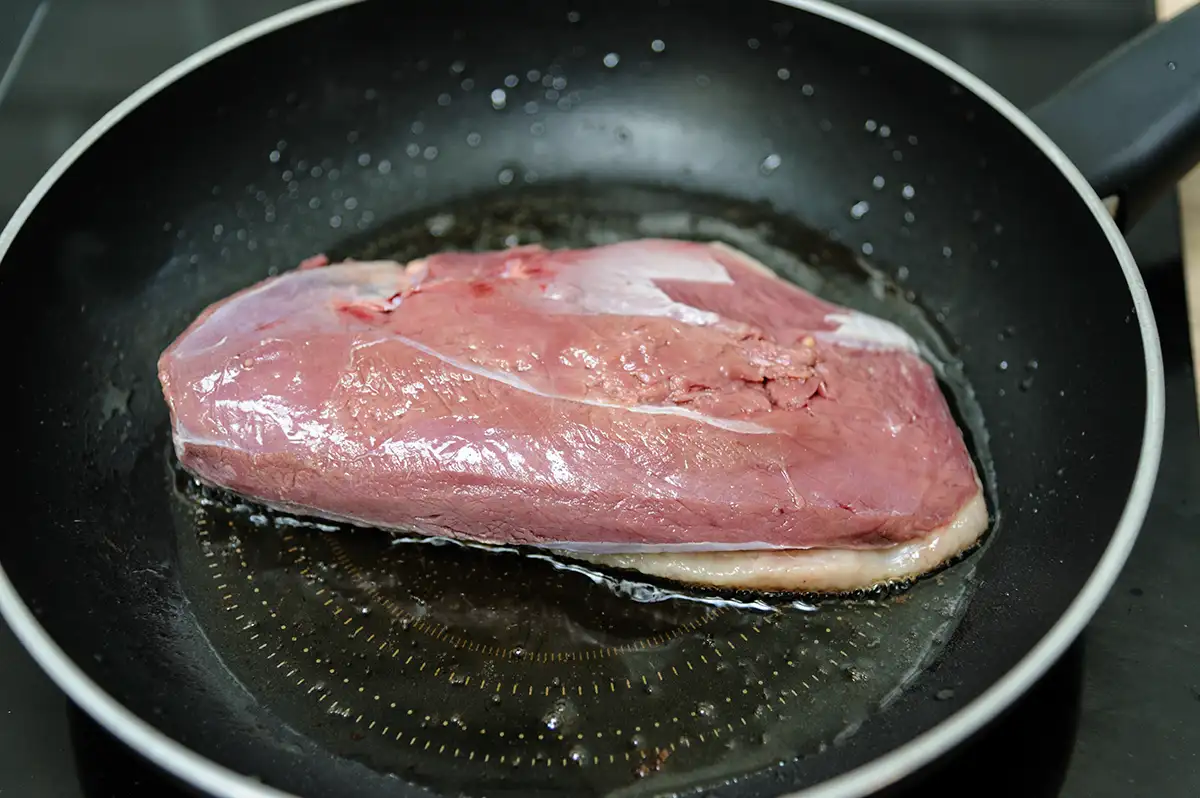 Pourquoi mes aliments accrochent même avec une bonne poêle ?