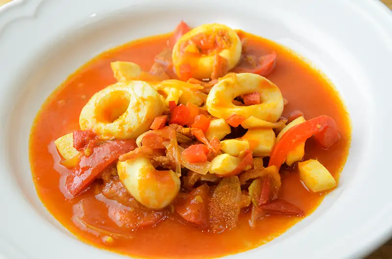 Anneaux d'encornet saumuré au chorizo et poivrons