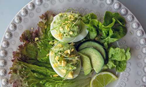 Assiette d'avocats et oeufs "mimosa" sauce avocat