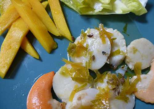 Assiette de noix de Saint-Jacques, mangue, endive et vinaigrette aux agrumes