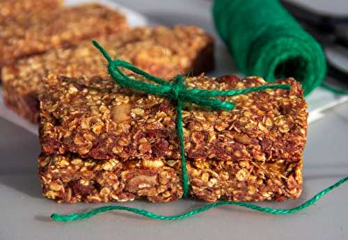 Barres énergétiques à la pâte de dattes, flocons, noisettes et amandes