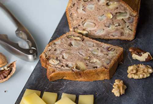 Cake à la farine de châtaignes, poire, noix et Comté