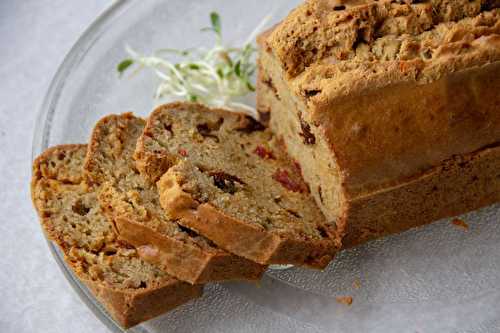 Cake au chouriço, aux tomates séchées et olives vertes