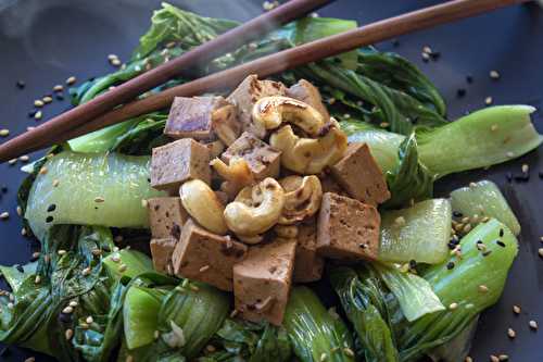 Chou pak choï à l'ail et tofu sauté aux cajous