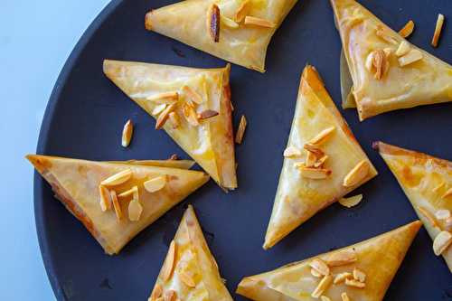 Petites samoussas à la crème d'amandes, miel et fleur d’oranger