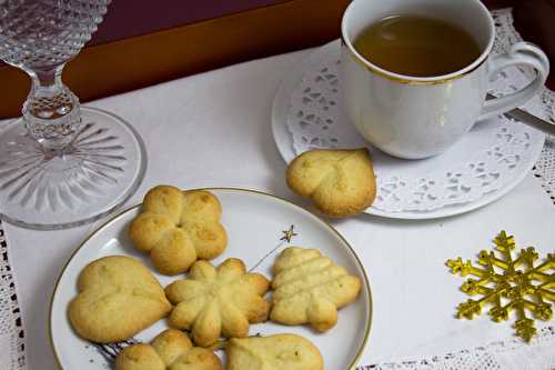 Petits sablés aux amandes avec une presse à biscuits