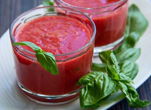 Soupe fraîche à la tomate, fraise et basilic