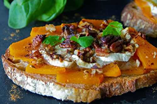 Tartine de courge musquée, chèvre et noix de Pécan