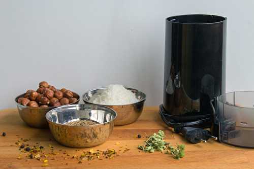 Un moulin à café pour broyer grains et graines