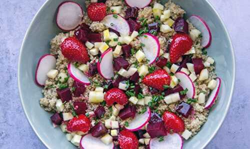 Salade composée au quinoa et aux fraises