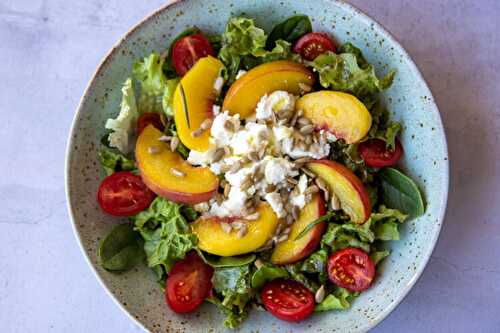 Salade composée aux pêches rôties et au fromage frais