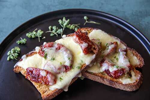 Tartine Bruchetta à la mozzarelle et aux tomates séchées