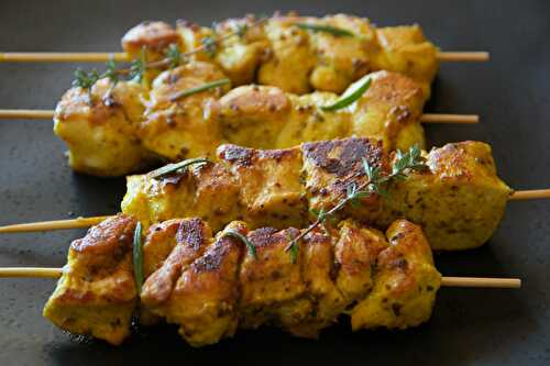 Brochettes de blancs de poulet marinées