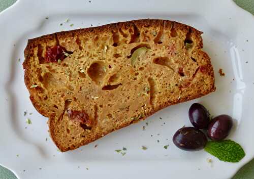 Cake au thon, aux olives et aux tomates séchées