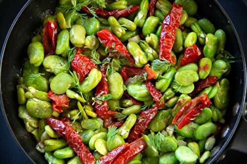 Poêlée de fèves aux tomates séchées