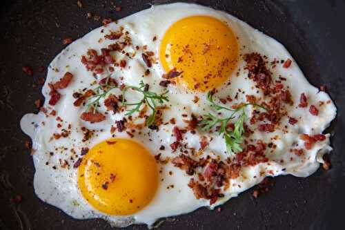 Œufs sur le plat aux paillettes de lardons et oignons frits