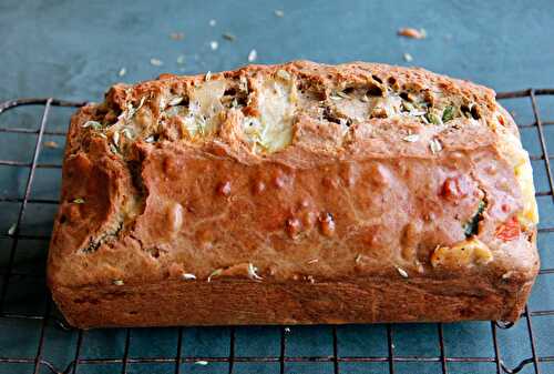 Cake moelleux aux noix, Cantal et poivrons