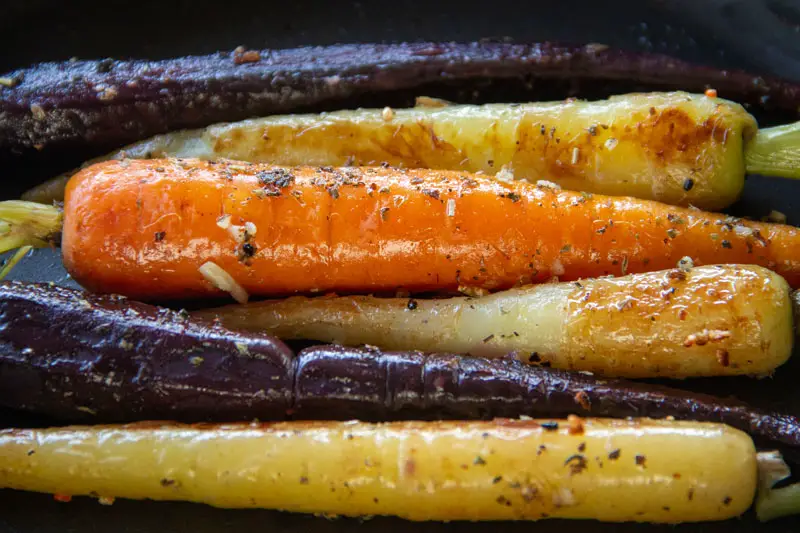 Carottes fanes rôties à la poêle