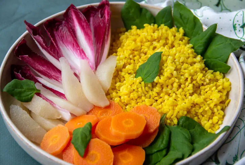 Jolie salade aux légumes, poire et boulgour