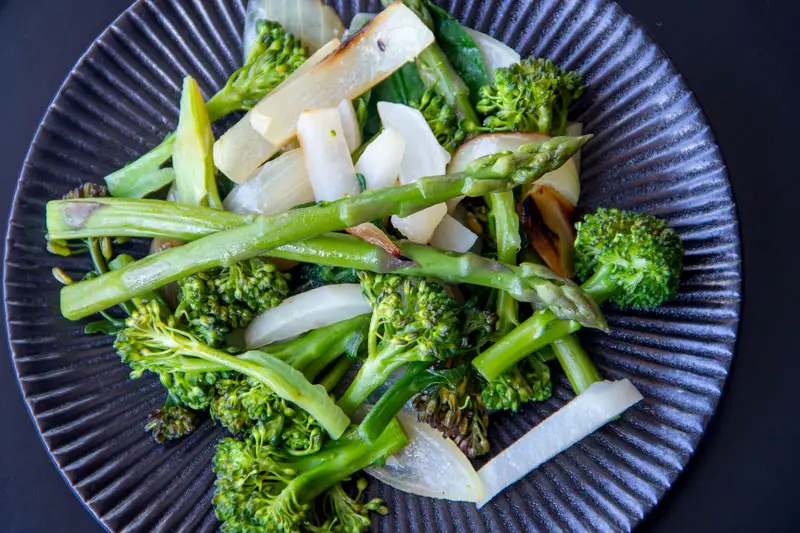 Légumes verts printaniers sautés à l'ail