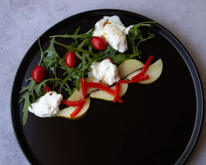 Assiette de salade de poire et Burrata