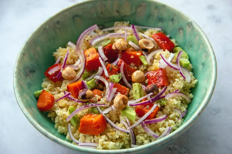 Salade au boulgour, légumes et noisettes