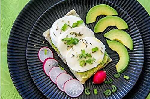 Tartine mozzarelle - avocat sur assiette