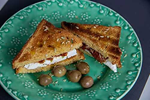 Sandwich au fromage frais et tomates séchées
