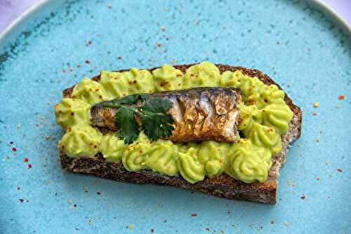 Tartine de sardine fumée et avocat